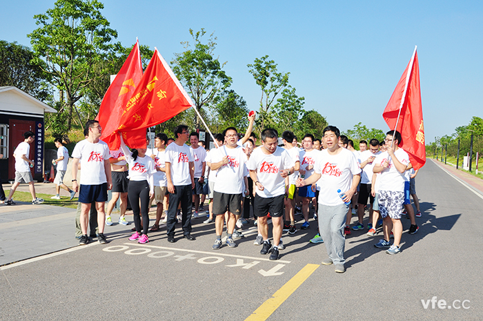 一聲槍聲，銀河電氣全體員工奔出起點