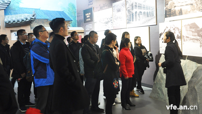 聽取講解員介紹胡總書記走過(guò)的歷史 聽取講解員介紹胡總書記走過(guò)的歷史