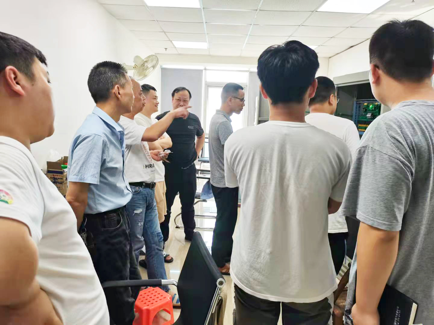 銀河電氣組織生產(chǎn)部學(xué)習(xí)電氣柜安裝布線工藝 銀河電氣組織生產(chǎn)部學(xué)習(xí)電氣柜安裝布線工藝